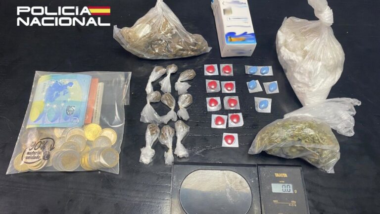 Intervención policial con drogas y dinero en una mesa