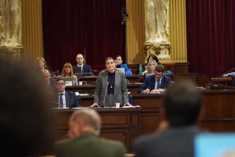La presidenta del Govern hablando en el Parlament sobre agresores sexuales
