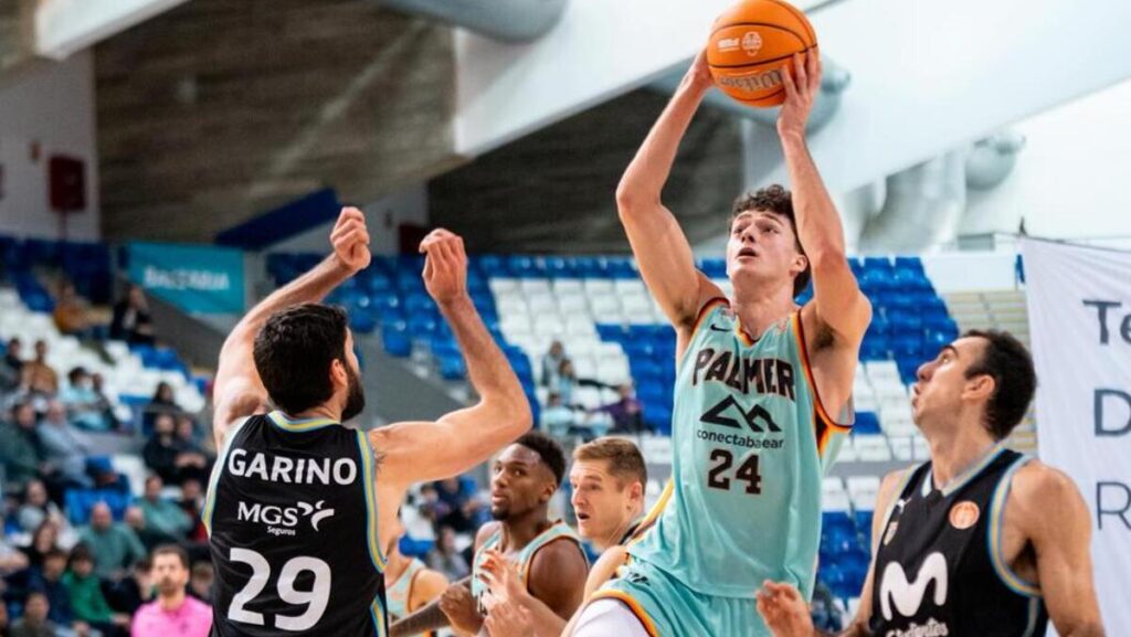 Jugador del Palmer Basket lanzando a canasta durante un partido