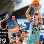 Jugador del Palmer Basket lanzando a canasta durante un partido