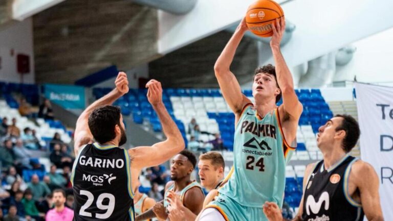 Jugador del Palmer Basket lanzando a canasta durante un partido