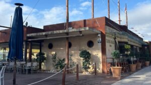 Vista exterior del restaurante El Pesquero en el muelle de la Lonja