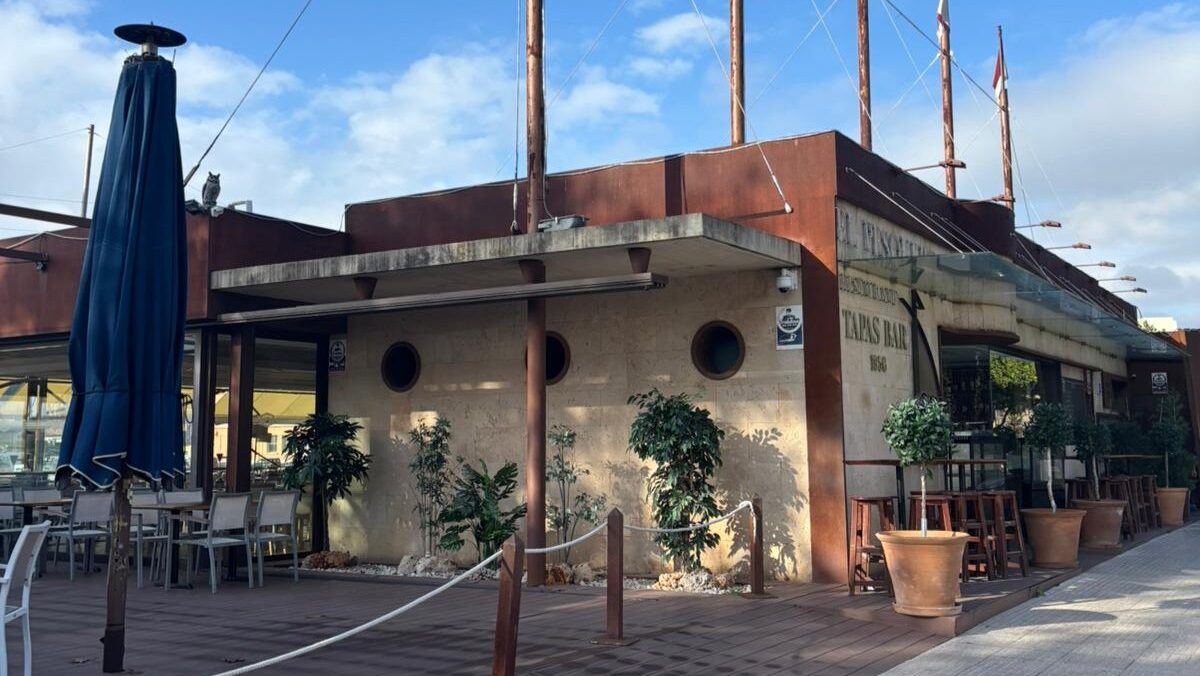 Vista exterior del restaurante El Pesquero en el muelle de la Lonja