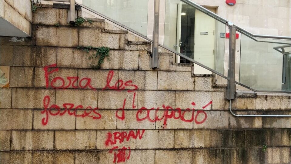 Pintada vand&aacute;lica en el centro de Palma con mensaje pol&iacute;tico.