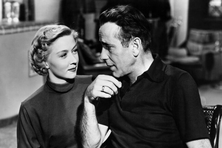 Escena de la pel&iacute;cula En un lugar solitario con dos personajes conversando.