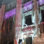 Niña observando el encendido de luces en el Palau del Consell