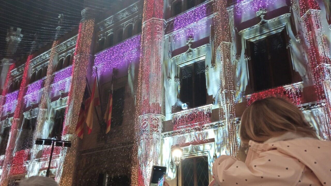 Niña observando el encendido de luces en el Palau del Consell