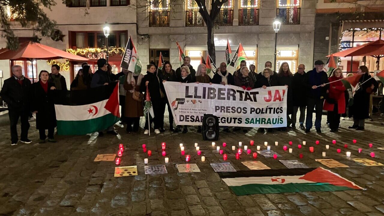 Grupo de personas con banderas saharauis y velas encendidas en Palma