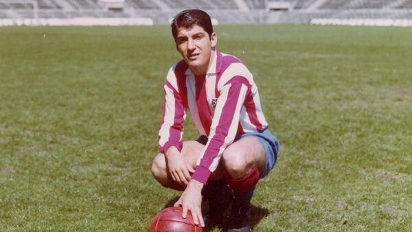 Enrique Collar posando en el campo de f&uacute;tbol con un bal&oacute;n