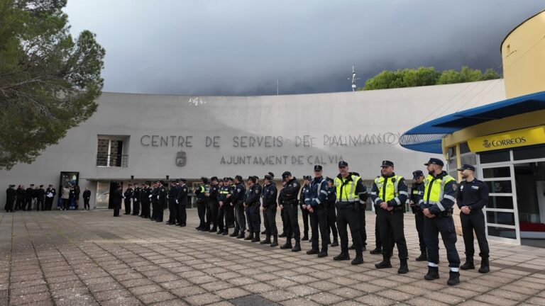 El acto en Calvi&agrave;, presidido por autoridades locales, reconoci&oacute; a 62 polic&iacute;as con cruces y felicitaciones por su meritorio servicio.