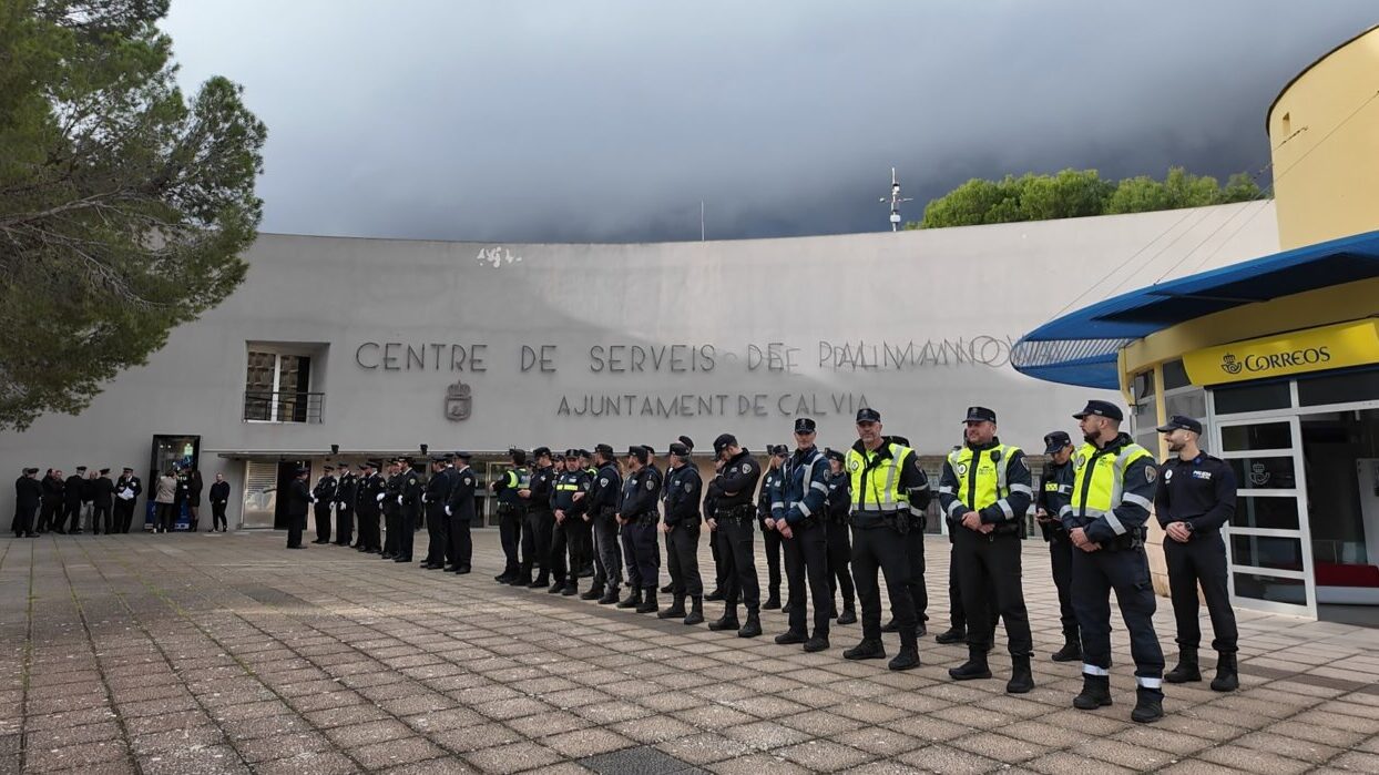 El acto en Calvi&agrave;, presidido por autoridades locales, reconoci&oacute; a 62 polic&iacute;as con cruces y felicitaciones por su meritorio servicio.