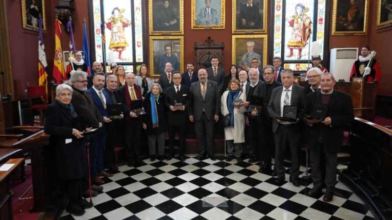 Ceremonia de entrega de medallas en el Ayuntamiento de Palma con galardonados