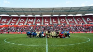 Entrenamiento abierto del RCD Mallorca con afici&oacute;n en el estadio Son Moix