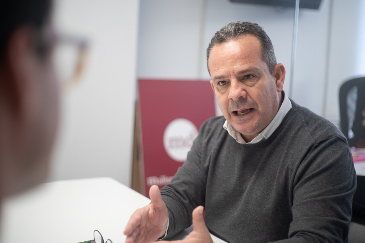 Toni Fuster hablando durante una entrevista en Mallorca