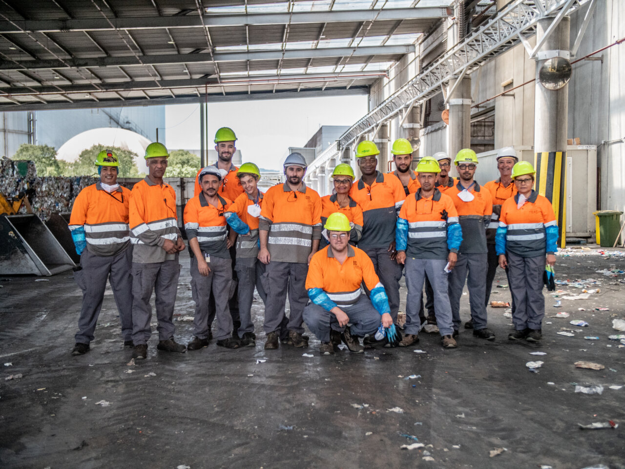 Grupo de trabajadores de TIRME y Deixalles en una planta de reciclaje