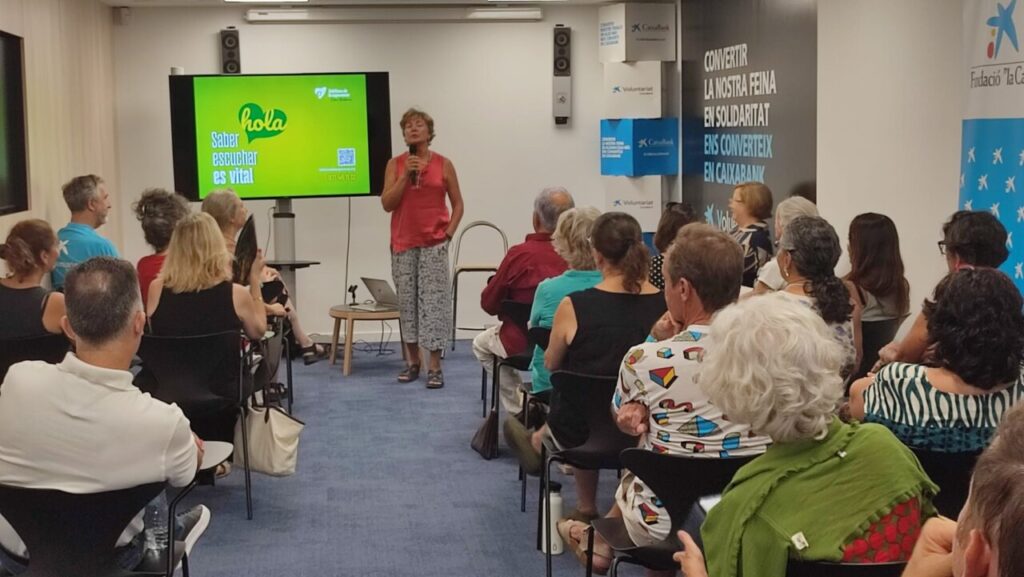 Voluntarios en una charla sobre el Teléfono de la Esperanza en Baleares