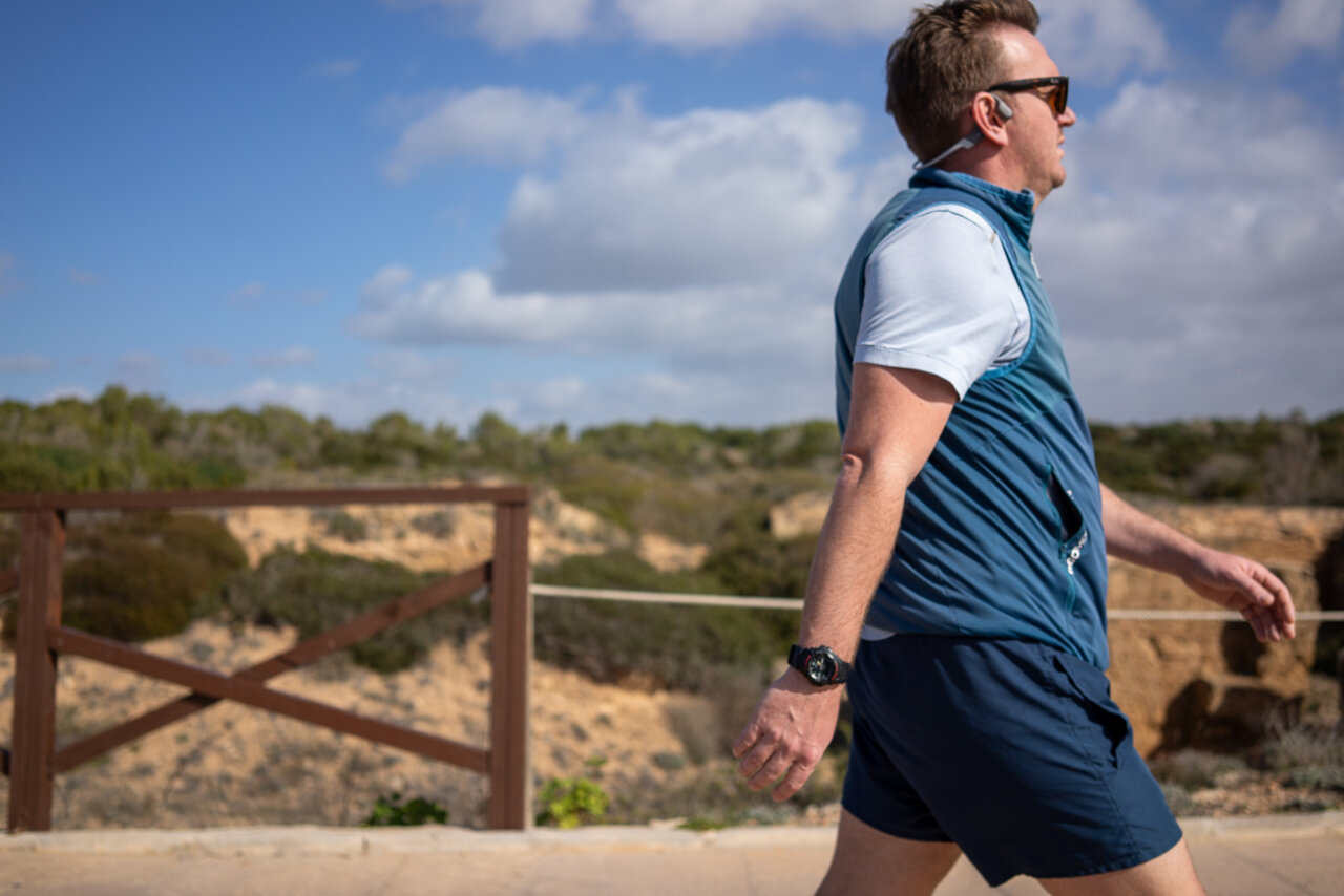 Hombre caminando por el sendero de Es Carnatge en Mallorca