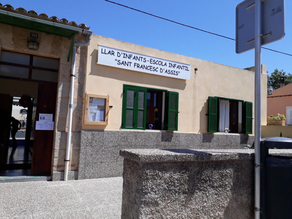 Fachada de la Escola Infantil Sant Francesc d'Assís en Costitx