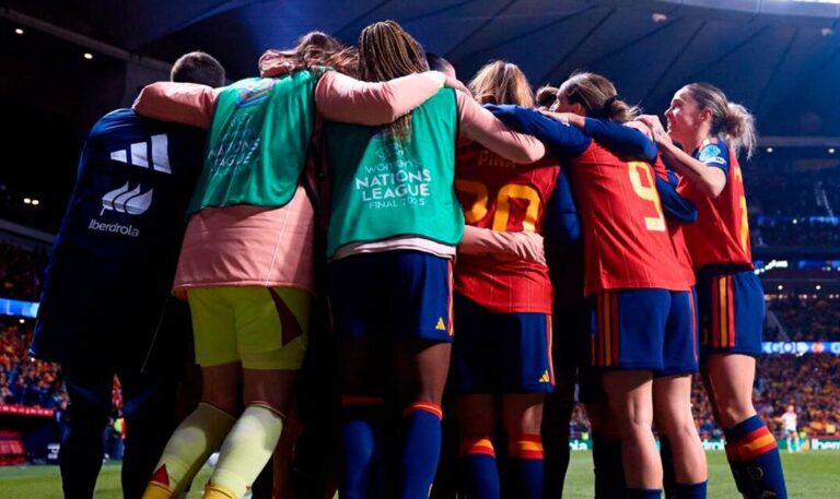 Jugadoras de la selección española celebrando su victoria en la Nations League