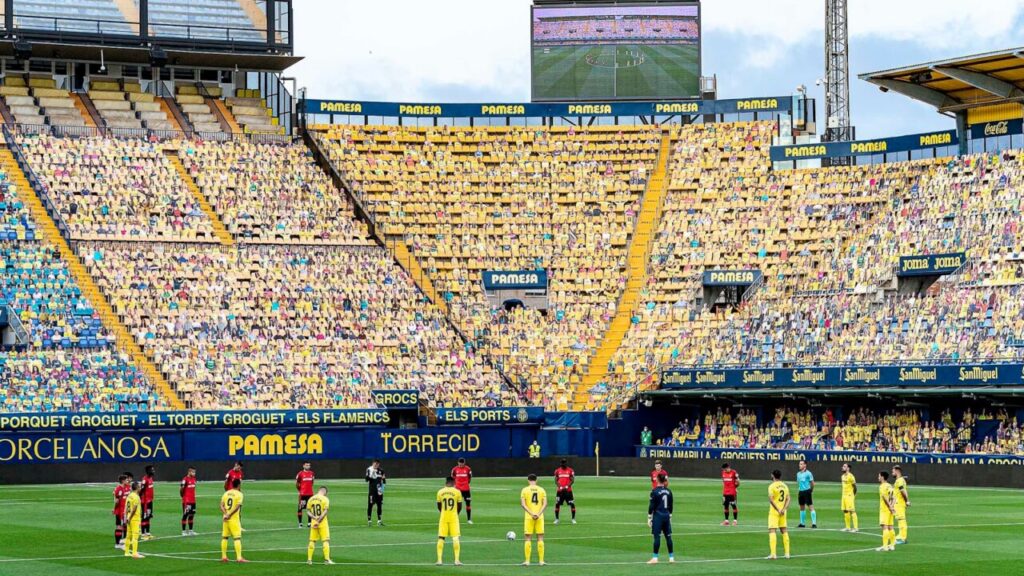 Partido entre Villarreal y Mallorca con espectadores de cartón en las gradas