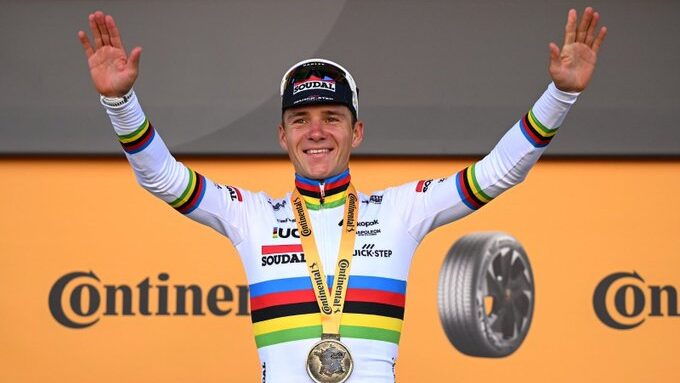 Remco Evenepoel celebrando con medalla en el podio