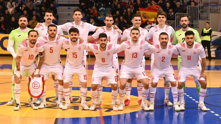 Equipo de f&uacute;tbol de Espa&ntilde;a durante la exhibici&oacute;n en Serbia