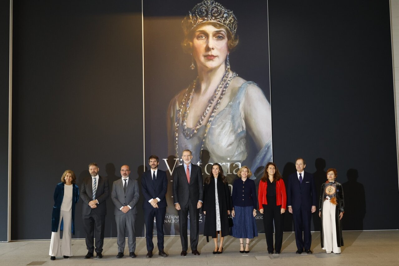 Inauguraci&oacute;n de la exposici&oacute;n sobre Victoria Eugenia en Madrid con varias personas.