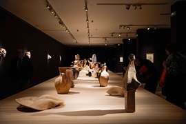 Exposici&oacute;n de arte contempor&aacute;neo en un museo andaluz con esculturas en una mesa.