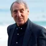 Celso Bugallo sonriendo frente al mar en un evento