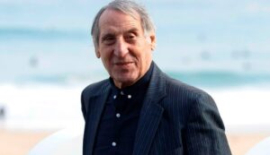 Celso Bugallo sonriendo frente al mar en un evento