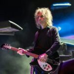 Perry Bamonte tocando la guitarra en un concierto de The Cure