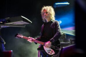 Perry Bamonte tocando la guitarra en un concierto de The Cure