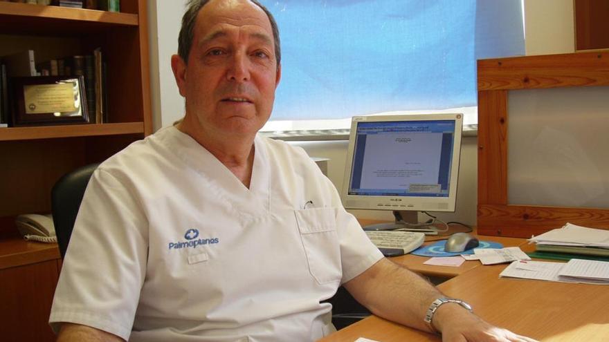 Ferran Tolosa en su oficina con computadora y documentos