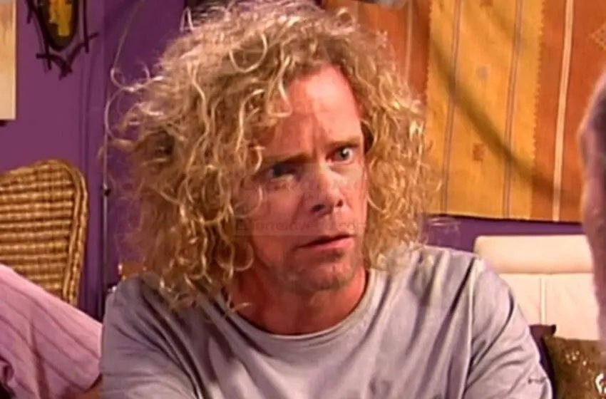 Jimmy Shaw con cabello rizado en una escena de televisi&oacute;n