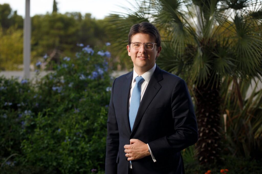 Miguel Uribe posando en un entorno natural con palmeras