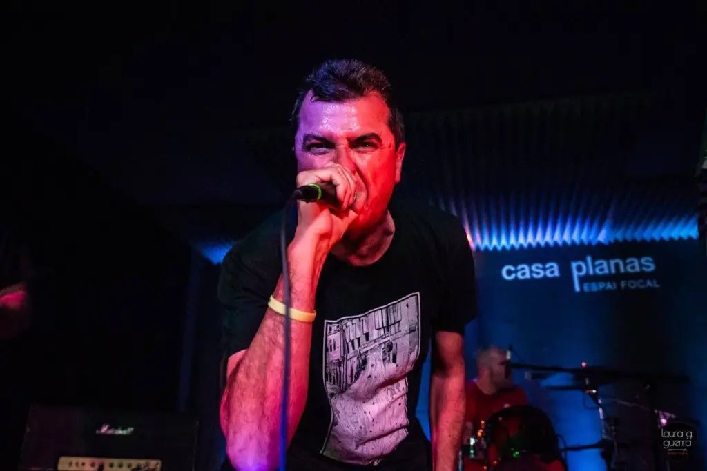 Cantante en concierto con micr&oacute;fono en mano en Casa Planas