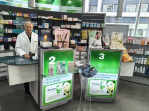 Farmacia Arxiduc 123 en la barriada de S'Olivera con un farmacéutico