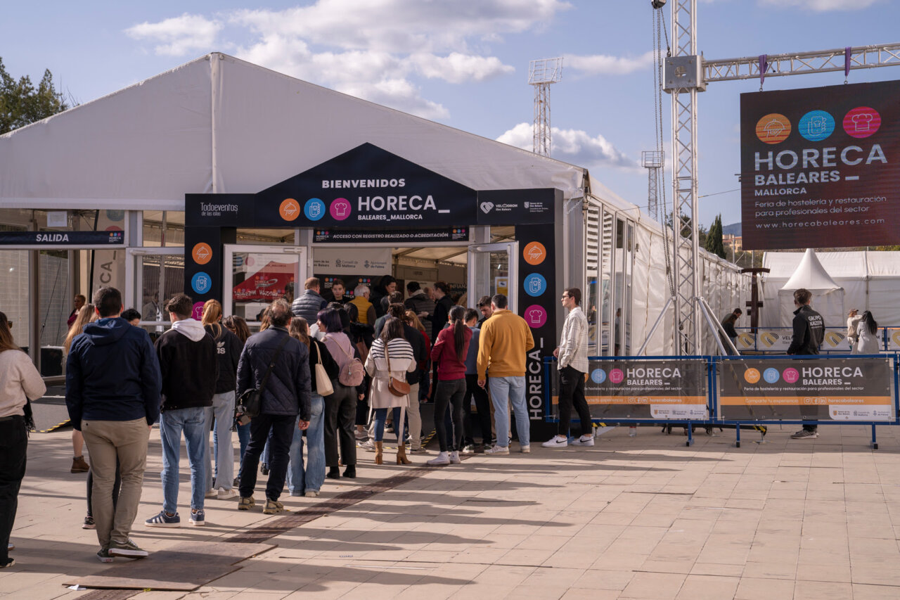 Entrada a la feria Horeca en Mallorca con asistentes en fila