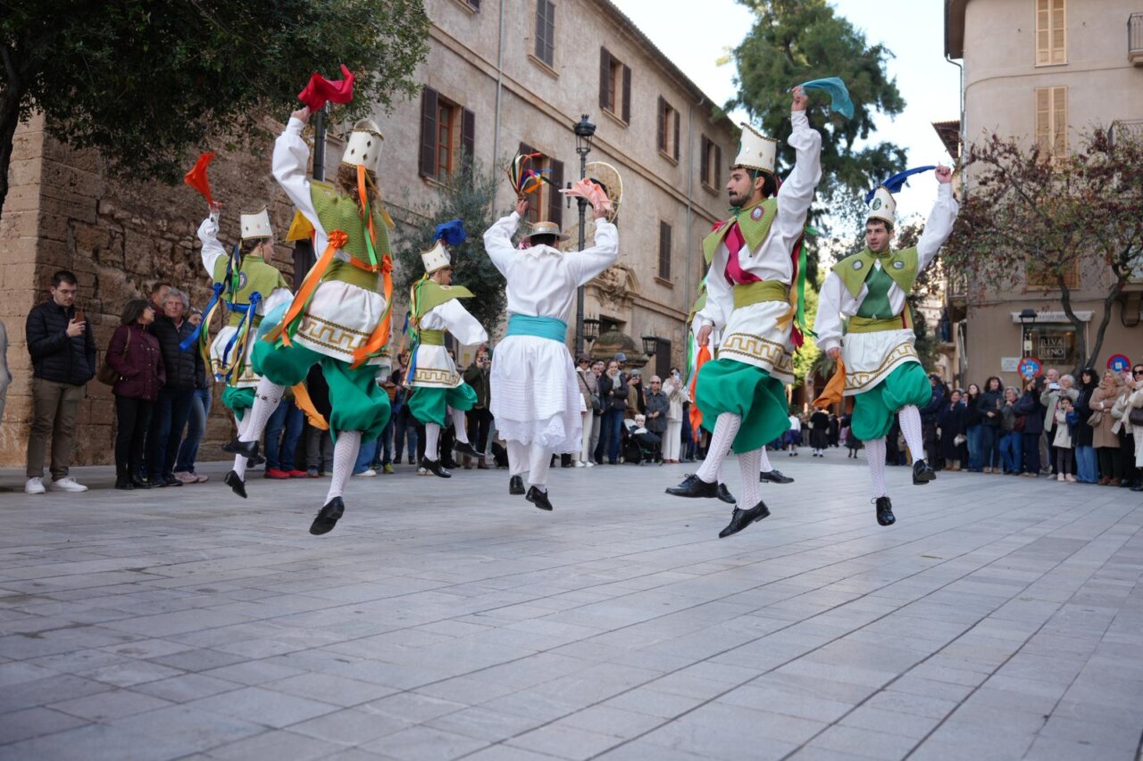 Grupo de bailarines en la Festa de l'Estendard en Palma