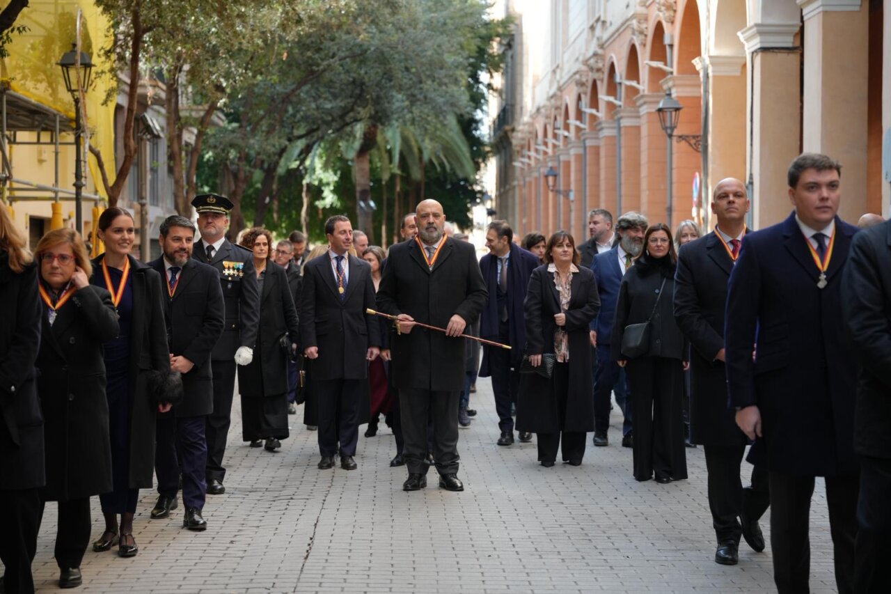 Desfile en la Festa de l'Estendard con autoridades y ciudadanos en Palma