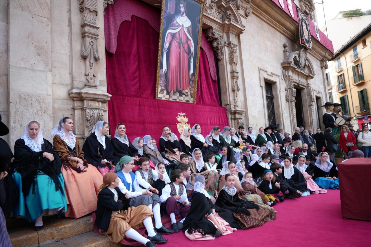 Grupo de personas vestidas con trajes tradicionales en la Festa de l'Estendard