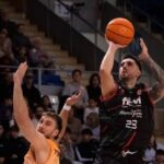 Jugador del Fibwi Mallorca lanzando un triple en un partido de baloncesto