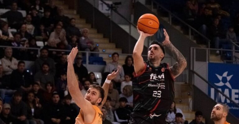 Jugador del Fibwi Mallorca lanzando un triple en un partido de baloncesto
