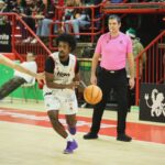 Jugadores de baloncesto en acción durante un partido del Fibwi Mallorca