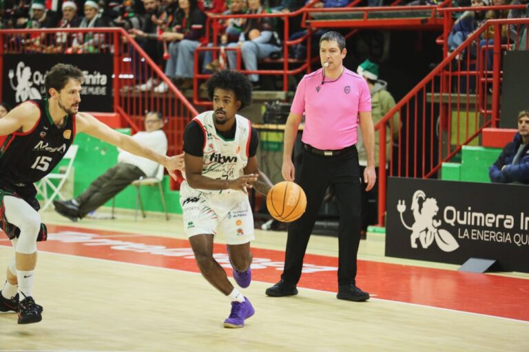Jugadores de baloncesto en acci&oacute;n durante un partido del Fibwi Mallorca