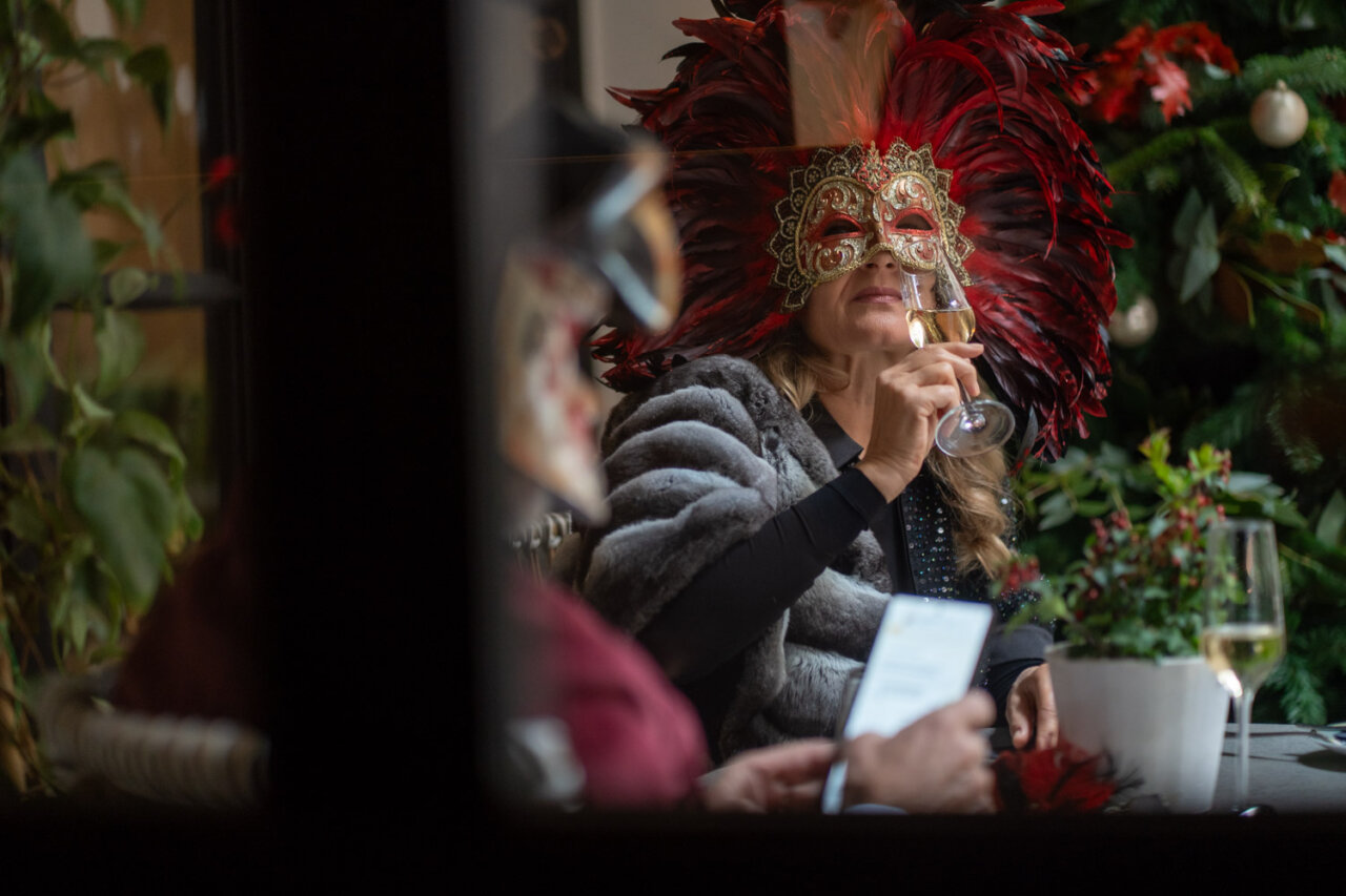 Mujer con m&aacute;scara y copa en fiesta de Fin de A&ntilde;o en Can Bordoy