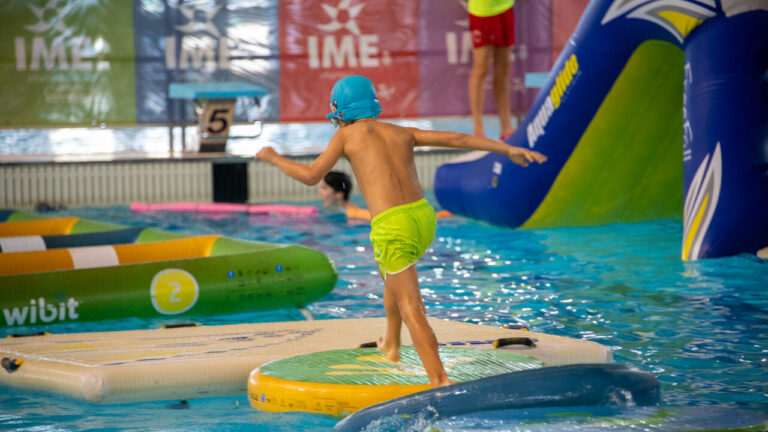 Niño jugando en un circuito acuático en Son Moix