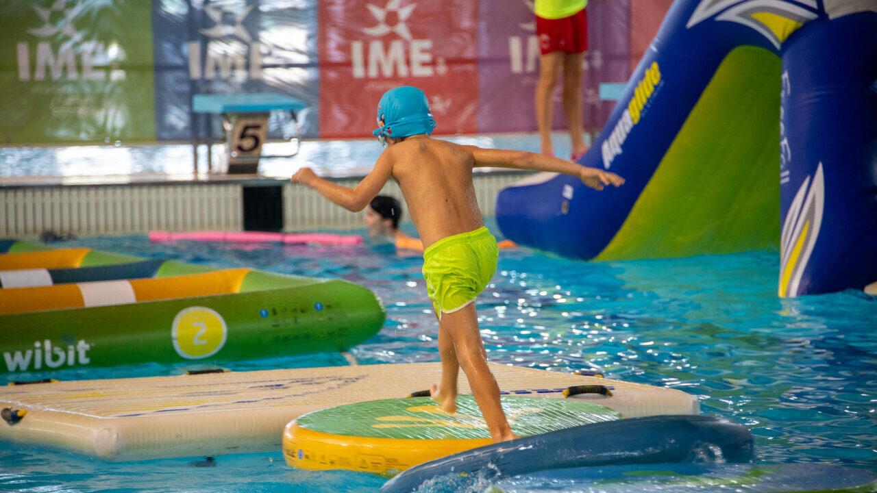 Niño jugando en un circuito acuático en Son Moix
