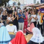 Feria artesanal de Navidad en el jard&iacute;n de la Miseric&ograve;rdia con artesanos y visitantes.