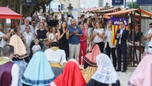 Feria artesanal de Navidad en el jard&iacute;n de la Miseric&ograve;rdia con artesanos y visitantes.
